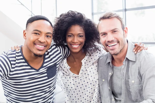 Vrienden samen zitten op de Bank — Stockfoto