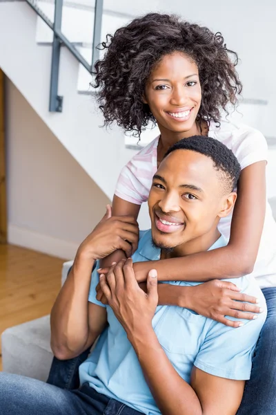 Paar omarmen op stappen — Stockfoto