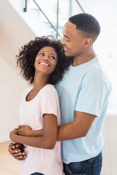 Casal olhando um para o outro — Fotografia de Stock