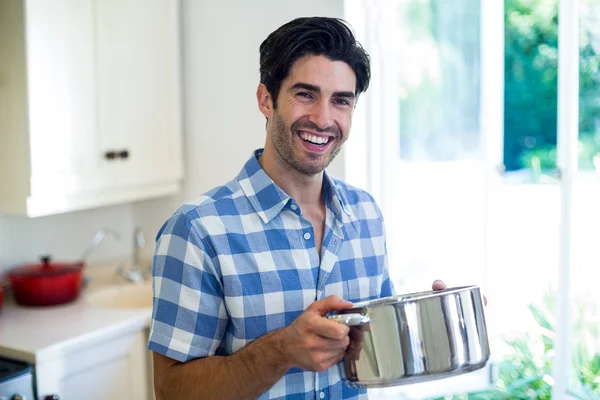 Joven preparando comida en la cocina — Foto de Stock