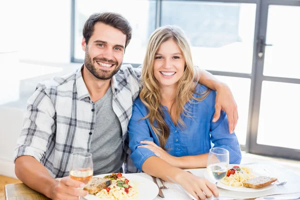 Casal tendo refeição — Fotografia de Stock