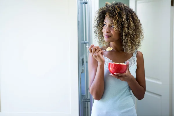 Młoda kobieta jedząca śniadanie — Zdjęcie stockowe