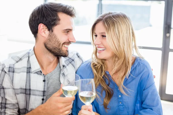 Casal brindar copos de vinho — Fotografia de Stock