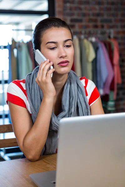 Kvinna pratar i telefon — Stockfoto