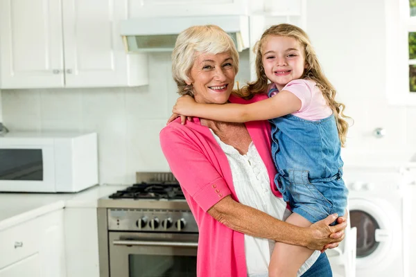 Sorrindo vovó carregando menina — Fotografia de Stock