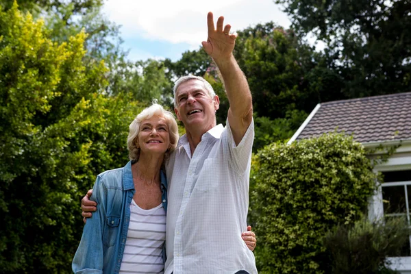 Senior man wijzen in achtertuin — Stockfoto