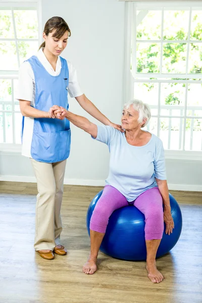 Woman exercising with nurse — Stock Photo, Image