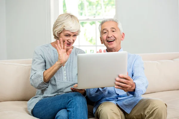 Coppia anziana guardando in tablet — Foto Stock