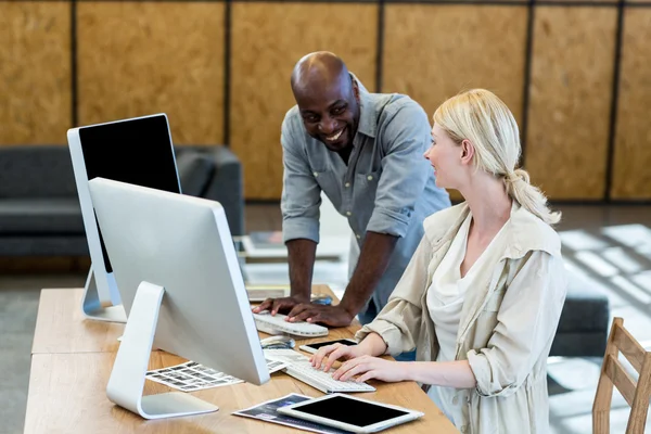 Colegas trabajando juntos en la computadora — Foto de Stock