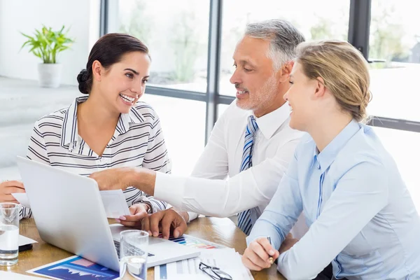 Collega's bespreken in vergadering — Stockfoto