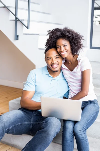 Koppel op stappen en het gebruik van laptop — Stockfoto