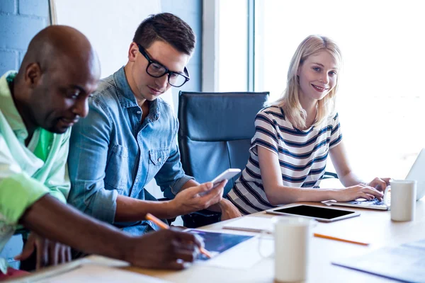 Collega's die werken op hun bureau — Stockfoto