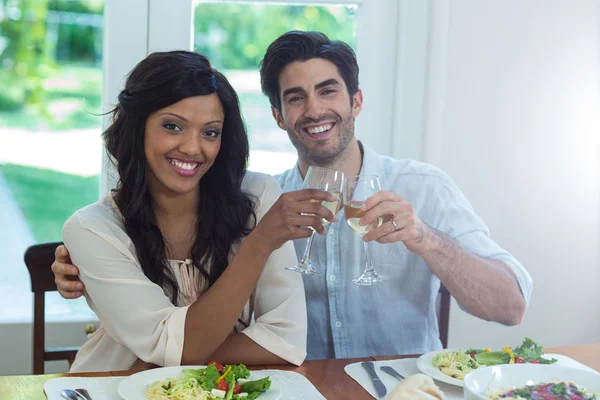 Casal brindar copos de vinho — Fotografia de Stock