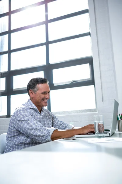 Hombre usando el ordenador portátil en la oficina —  Fotos de Stock