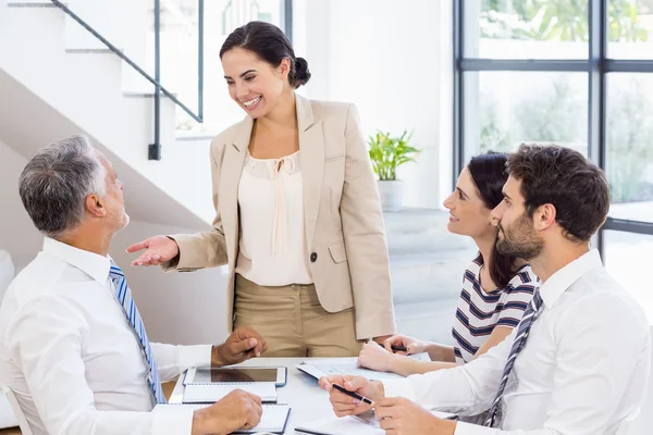 Zakenvrouw is in gesprek met haar collega 's — Stockfoto