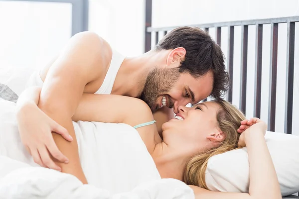 Casal jovem abraçando uns aos outros — Fotografia de Stock