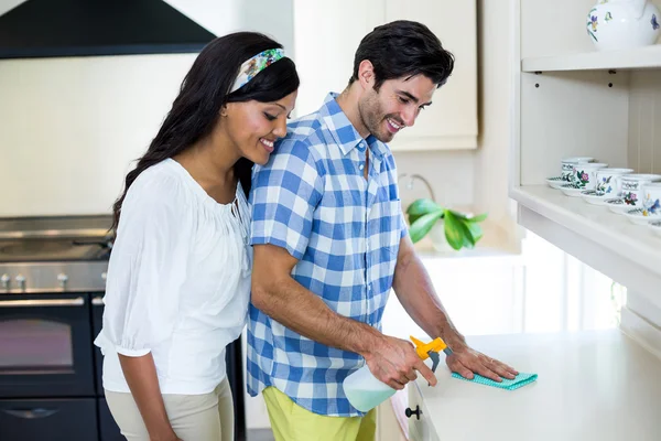 Mujer mirando mientras hombre limpieza — Foto de Stock