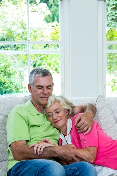 Couple sénior relaxant dans le salon — Photo