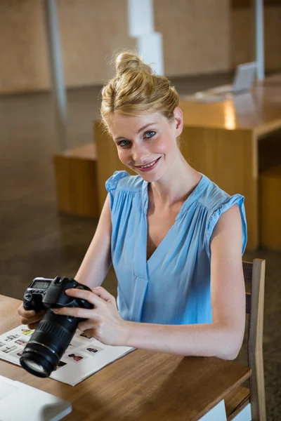 Mulher verificando foto na câmera — Fotografia de Stock