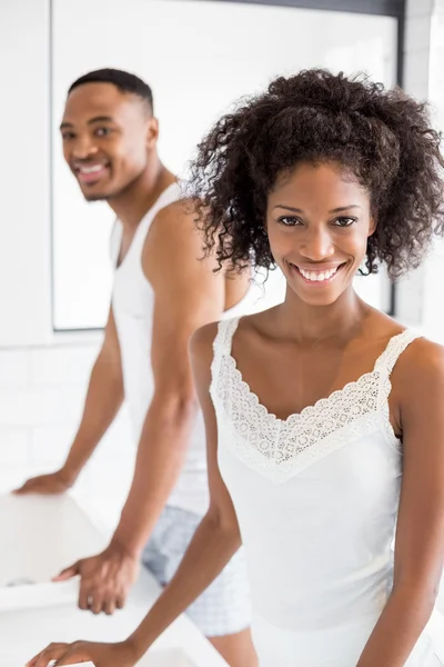 Couple standing in bathroom — Stock Photo, Image