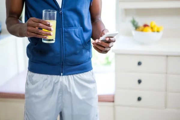 Man holding glass of juice — Stock Photo, Image