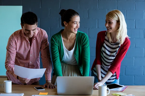 Collega's bespreken aan balie — Stockfoto