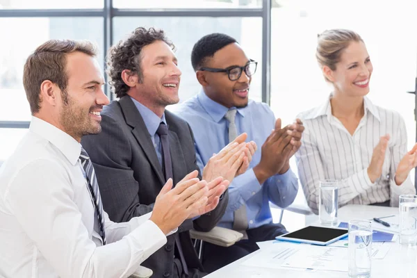 Empresários aplaudindo em reunião — Fotografia de Stock