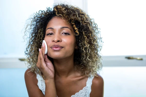 Mujer limpiando la cara con esponja — Foto de Stock