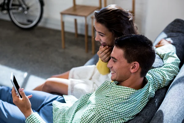 Collega's met mobiele telefoon — Stockfoto