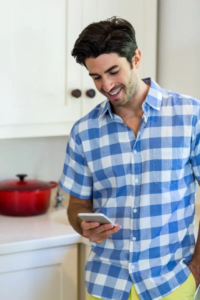 Man text messaging on mobile — Stock Photo, Image