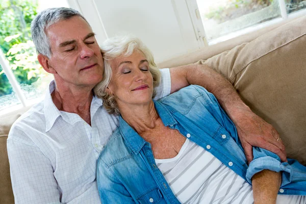 Casal relaxante no sofá — Fotografia de Stock