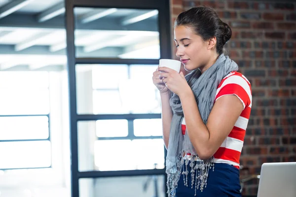 Mujer oliendo taza de café — Foto de Stock