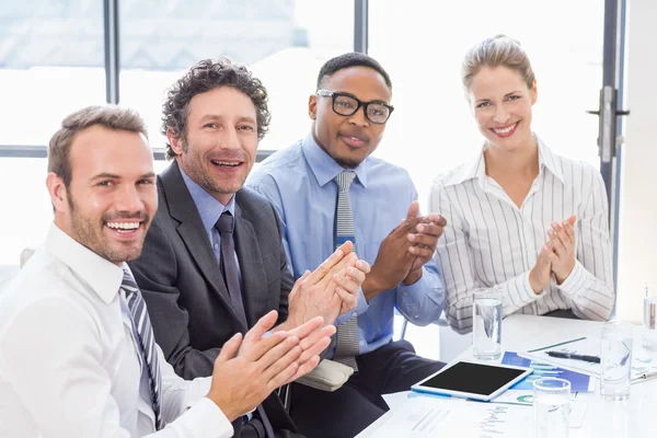 Ondernemers applaudisseren terwijl in een vergadering — Stockfoto