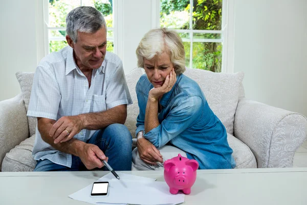 Senior man discussing with wife — Stock Photo, Image