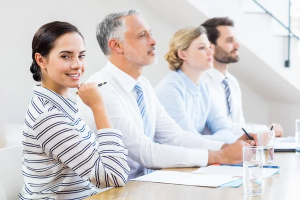 Compañeros de negocios sentados juntos — Foto de Stock