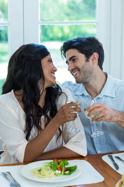 Casal brindar copos de vinho — Fotografia de Stock