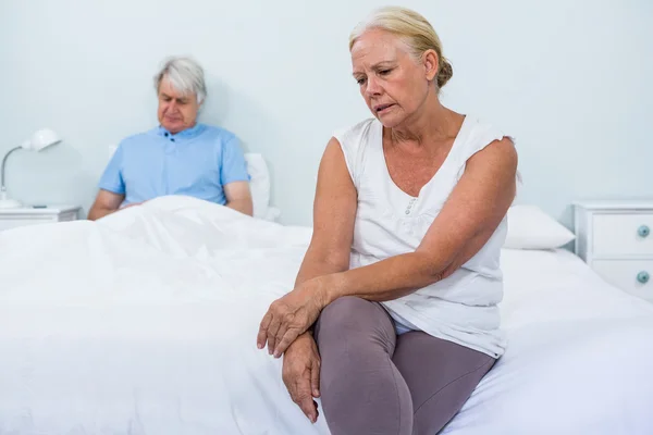 Senior paar zitten in slaapkamer — Stockfoto