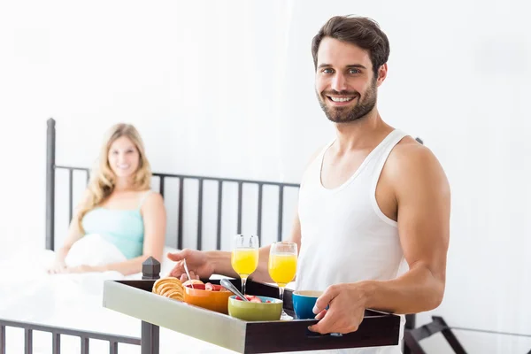 Man serving breakfast to woman — Stock Photo, Image