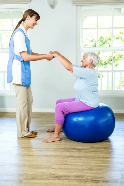 Krankenschwester hilft Seniorin — Stockfoto