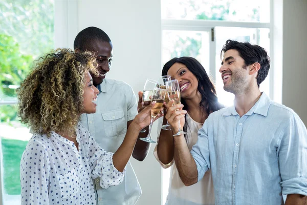 Freunde stoßen mit Weingläsern an — Stockfoto