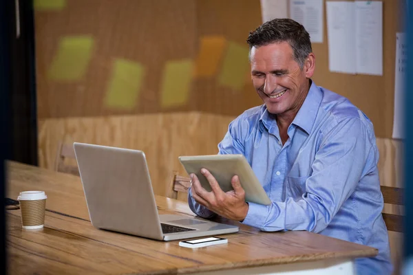 Άνθρωπος χρησιμοποιώντας ψηφιακή δισκίο στο γραφείο — Φωτογραφία Αρχείου