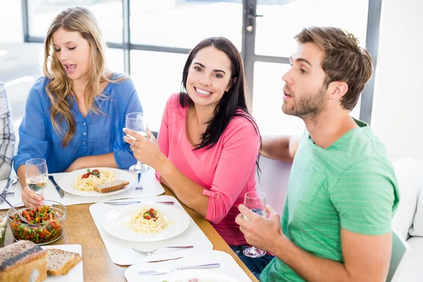 Kvinna med vänner vid dinning bord — Stockfoto