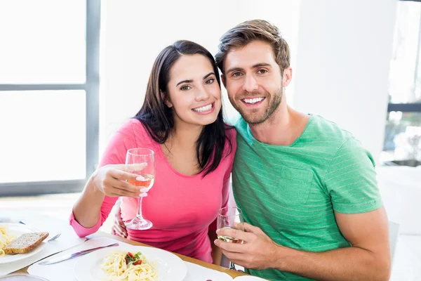 Casal segurando copo de vinho — Fotografia de Stock