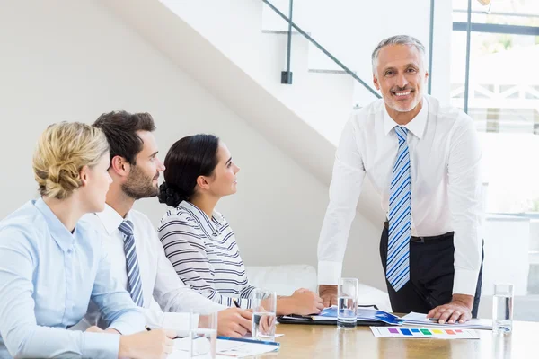 Geschäftskollegen sitzen in Besprechung zusammen — Stockfoto