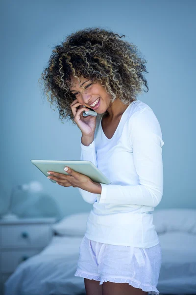 Frau telefoniert — Stockfoto