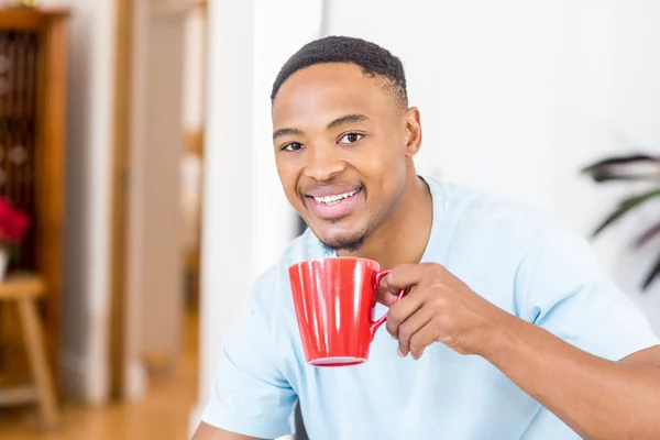 Homme ayant une tasse de café — Photo