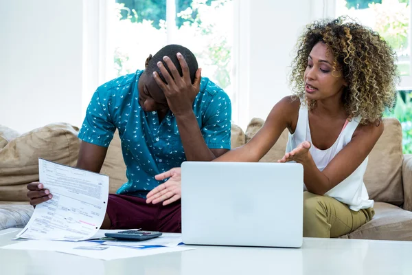 Besorgtes Paar diskutiert über Rechnungen — Stockfoto