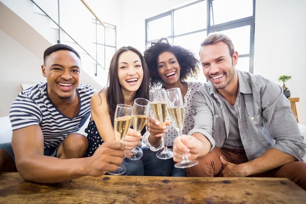 Amigos brindar copas de champán — Foto de Stock