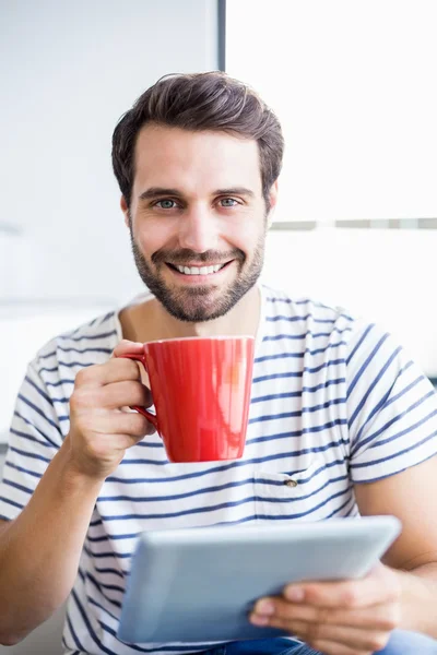 Uomo in possesso di tablet digitale — Foto Stock