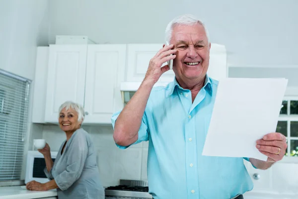 Senior man pratar i telefon — Stockfoto